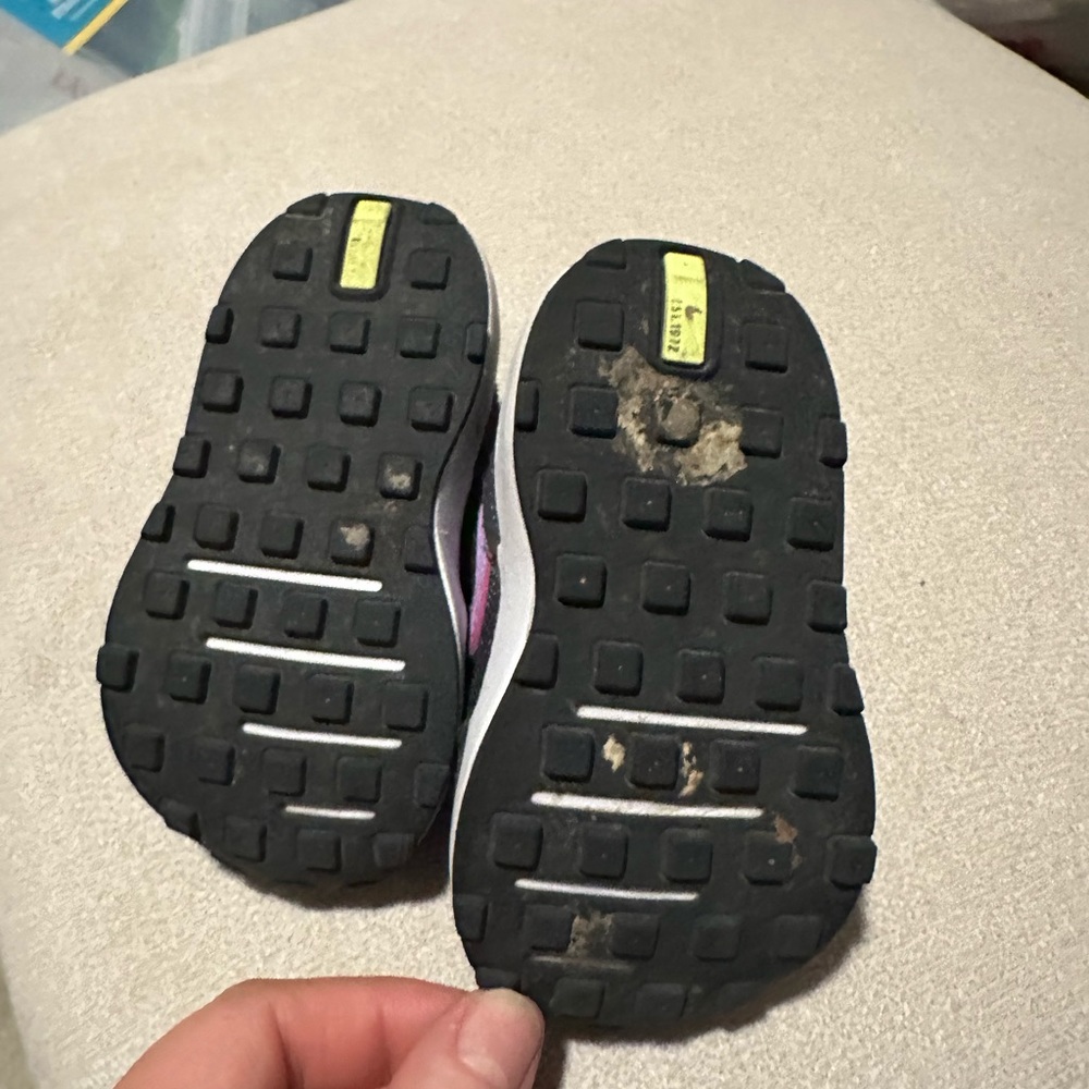 Baby girl tennis shoes. In perfect conditions.